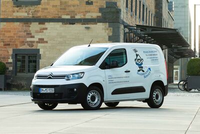 Firmenwagen aus der Flotte vor den Kranhäusern in Köln
